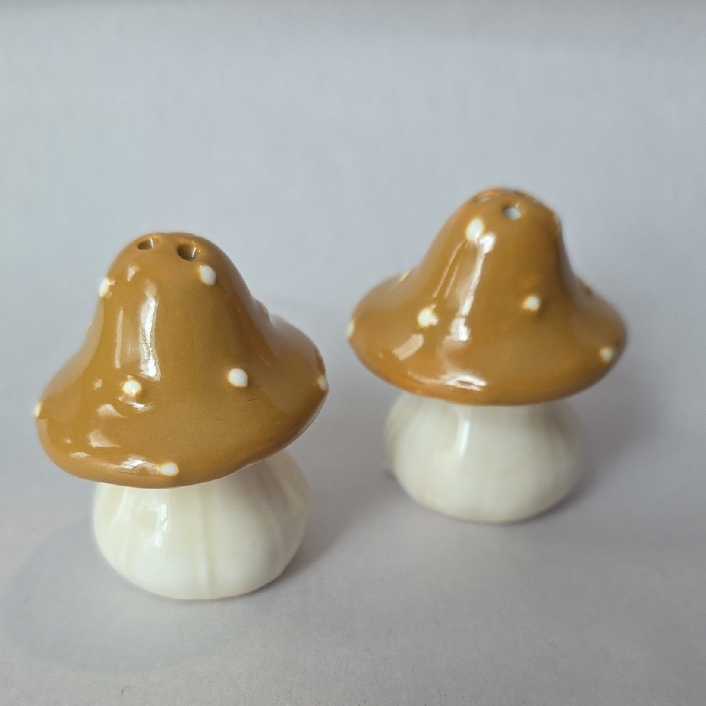 Mushroom Mini Salt and Pepper Shakers - Brown and Cream Ceramic Set NWOT